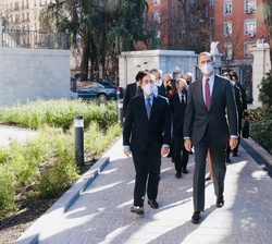 Don Felipe, acompañado del ministro Albares, accede a la nueva sede del MAEC